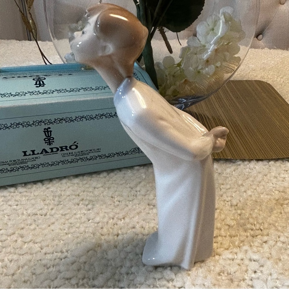 Lladro Porcelain "Nino Soplando" 1974 Boy Blowing A Kiss Figurine w/ Box